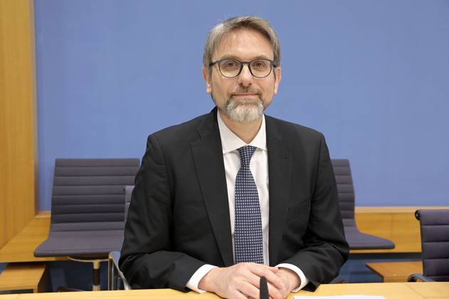Marc Oliver Bettzüge bei der Bundespressekonferenz zur Veröffentlichung des Prüfberichts zur Berechnung der deutschen Treibhausgasemissionen für das Jahr 2022 im Haus der Bundespressekonferenz. Berlin, 17.04.2023