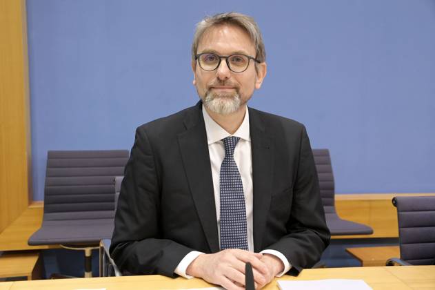 Marc Oliver Bettzüge bei der Bundespressekonferenz zur Veröffentlichung des Prüfberichts zur Berechnung der deutschen Treibhausgasemissionen für das Jahr 2022 im Haus der Bundespressekonferenz. Berlin, 17.04.2023