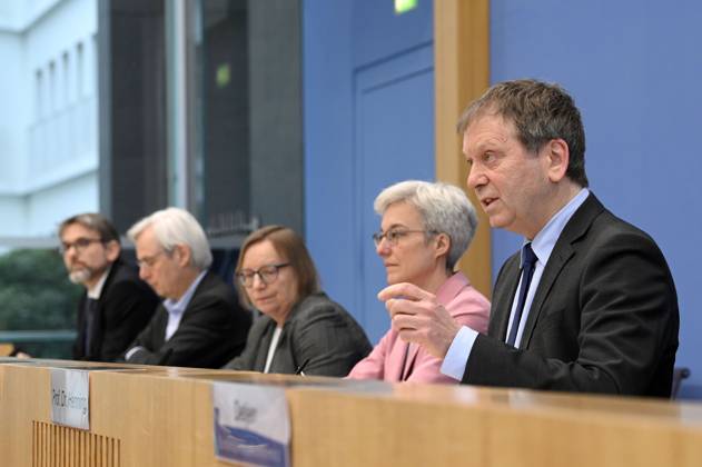 Marc Oliver Bettzüge, Thomas Heimer, Barbara Schlomann, Brigitte Knopf und Hans-Martin Henning bei der Bundespressekonferenz zur Veröffentlichung des Prüfberichts zur Berechnung der deutschen Treibhausgasemissionen für das Jahr 2022 im Haus der Bundespressekonferenz. Berlin, 17.04.2023