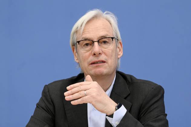 Thomas Heimer bei der Bundespressekonferenz zur Veröffentlichung des Prüfberichts zur Berechnung der deutschen Treibhausgasemissionen für das Jahr 2022 im Haus der Bundespressekonferenz. Berlin, 17.04.2023