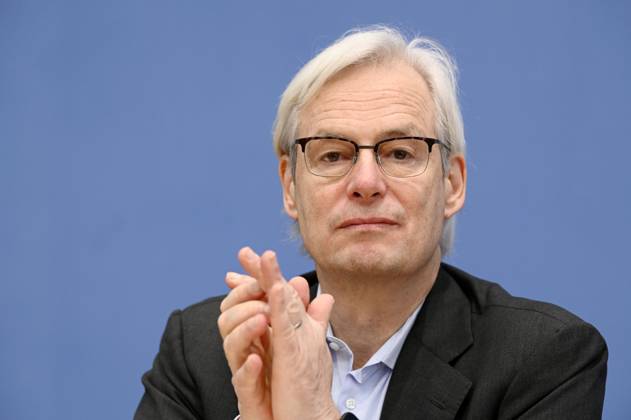Thomas Heimer bei der Bundespressekonferenz zur Veröffentlichung des Prüfberichts zur Berechnung der deutschen Treibhausgasemissionen für das Jahr 2022 im Haus der Bundespressekonferenz. Berlin, 17.04.2023