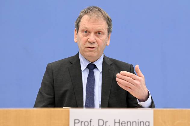 Hans-Martin Henning bei der Bundespressekonferenz zur Veröffentlichung des Prüfberichts zur Berechnung der deutschen Treibhausgasemissionen für das Jahr 2022 im Haus der Bundespressekonferenz. Berlin, 17.04.2023