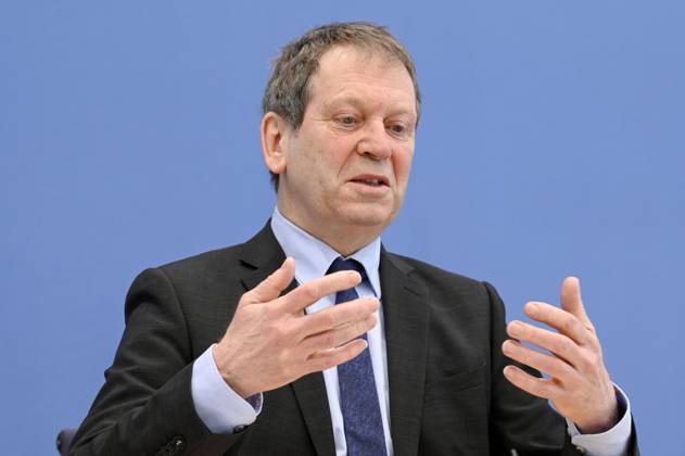 Hans-Martin Henning bei der Bundespressekonferenz zur Veröffentlichung des Prüfberichts zur Berechnung der deutschen Treibhausgasemissionen für das Jahr 2022 im Haus der Bundespressekonferenz. Berlin, 17.04.2023