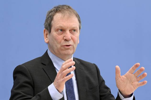 Hans-Martin Henning bei der Bundespressekonferenz zur Veröffentlichung des Prüfberichts zur Berechnung der deutschen Treibhausgasemissionen für das Jahr 2022 im Haus der Bundespressekonferenz. Berlin, 17.04.2023