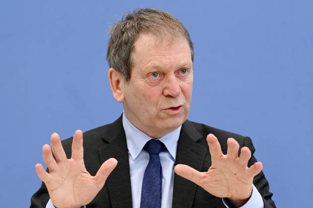 Hans-Martin Henning bei der Bundespressekonferenz zur Veröffentlichung des Prüfberichts zur Berechnung der deutschen Treibhausgasemissionen für das Jahr 2022 im Haus der Bundespressekonferenz. Berlin, 17.04.2023