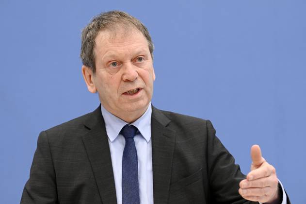 Hans-Martin Henning bei der Bundespressekonferenz zur Veröffentlichung des Prüfberichts zur Berechnung der deutschen Treibhausgasemissionen für das Jahr 2022 im Haus der Bundespressekonferenz. Berlin, 17.04.2023