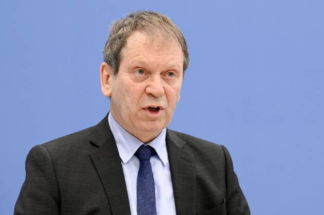 Hans-Martin Henning bei der Bundespressekonferenz zur Veröffentlichung des Prüfberichts zur Berechnung der deutschen Treibhausgasemissionen für das Jahr 2022 im Haus der Bundespressekonferenz. Berlin, 17.04.2023