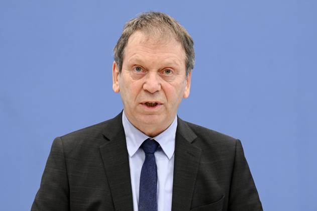 Hans-Martin Henning bei der Bundespressekonferenz zur Veröffentlichung des Prüfberichts zur Berechnung der deutschen Treibhausgasemissionen für das Jahr 2022 im Haus der Bundespressekonferenz. Berlin, 17.04.2023