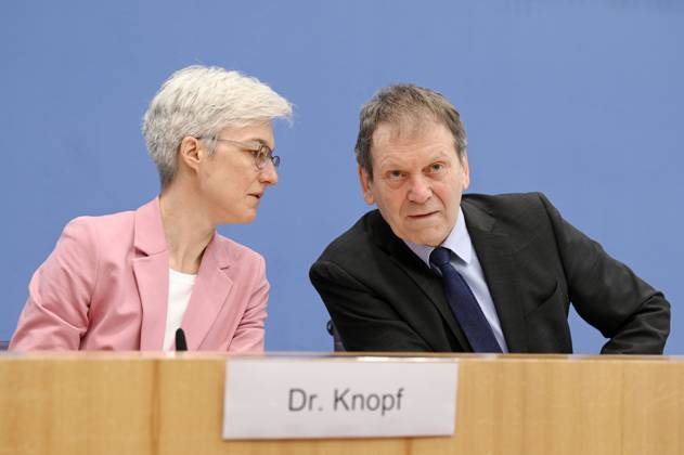 Brigitte Knopf und Hans-Martin Henning bei der Bundespressekonferenz zur Veröffentlichung des Prüfberichts zur Berechnung der deutschen Treibhausgasemissionen für das Jahr 2022 im Haus der Bundespressekonferenz. Berlin, 17.04.2023