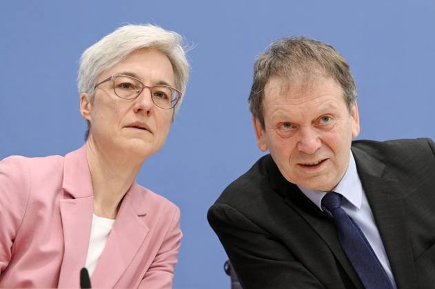 Brigitte Knopf und Hans-Martin Henning bei der Bundespressekonferenz zur Veröffentlichung des Prüfberichts zur Berechnung der deutschen Treibhausgasemissionen für das Jahr 2022 im Haus der Bundespressekonferenz. Berlin, 17.04.2023