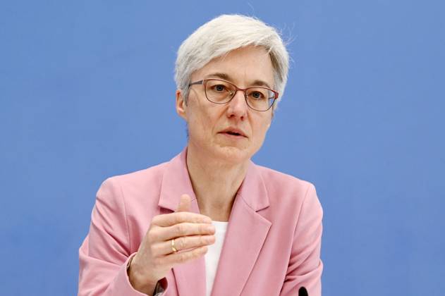 Brigitte Knopf bei der Bundespressekonferenz zur Veröffentlichung des Prüfberichts zur Berechnung der deutschen Treibhausgasemissionen für das Jahr 2022 im Haus der Bundespressekonferenz. Berlin, 17.04.2023