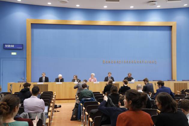 Marc Oliver Bettzüge, Thomas Heimer , Barbara Schlomann, Brigitte Knopf , Hans Martin Henning, Deutschland, Berlin, Bundespressekonferenz, Thema: Veröffentlichung des Prüfberichts zur Berechnung der deutschen Treibhausgasemissionen für das Jahr 2022