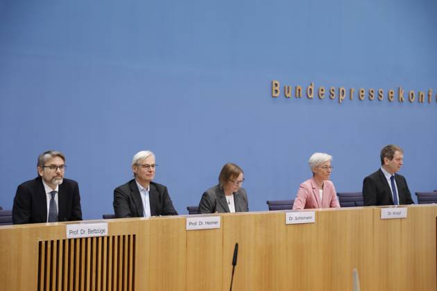 Marc Oliver Bettzüge, Thomas Heimer , Barbara Schlomann, Brigitte Knopf , Hans Martin Henning, Deutschland, Berlin, Bundespressekonferenz, Thema: Veröffentlichung des Prüfberichts zur Berechnung der deutschen Treibhausgasemissionen für das Jahr 2022