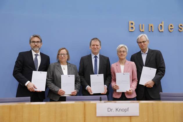 Marc Oliver Bettzüge, Barbara Schlomann, Hans Martin Henning, Brigitte Knopf und Thomas Heimer , Deutschland, Berlin, Bundespressekonferenz, Thema: Veröffentlichung des Prüfberichts zur Berechnung der deutschen Treibhausgasemissionen für das Jahr 2022