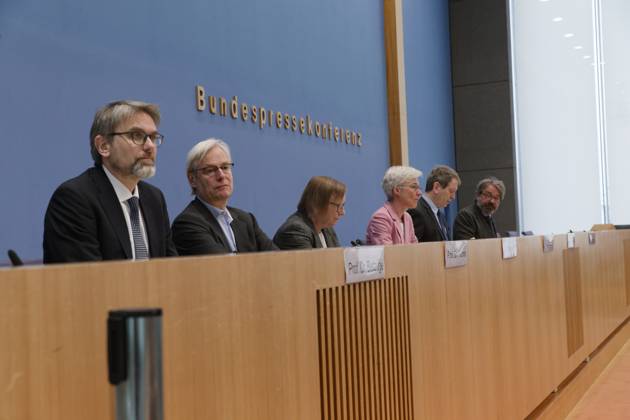 Experten kritisch zu Treibhausgas-Berechnung 2023-04-17 - Deutschland, Berlin - Bundespressekonferenz: Der Expertenrat für Klimafragen (ERK) erläutert seinen Prüfbericht zur Berechnung der deutschen Treibhausgasemissionen für das Jahr 2022. Im Bild v.l. Prof Dr. Marc Oliver Bettzüge, Ratsmitglied ERK, Energiewirtschaftliches Institut an der universität zu Köln (EWI), Prof. Dr. Thomas Heimer, Ratsmitglied ERK, Hochschule RheinMain und Technopolis, Dr. Barbara Schlomann, Ratsmitglied ERK, Fraunhofer ISI, Dr. Brigitte Knopf, Stellvertretende Vorsitzende ERK, Mercator Research Institute on Global Commons and Climate Change (MCC), und Prof. Dr. Hans-Martin Henning, Vorsitzender ERK.