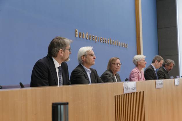 Experten kritisch zu Treibhausgas-Berechnung 2023-04-17 - Deutschland, Berlin - Bundespressekonferenz: Der Expertenrat für Klimafragen (ERK) erläutert seinen Prüfbericht zur Berechnung der deutschen Treibhausgasemissionen für das Jahr 2022. Im Bild v.l. Prof Dr. Marc Oliver Bettzüge, Ratsmitglied ERK, Energiewirtschaftliches Institut an der universität zu Köln (EWI), Prof. Dr. Thomas Heimer, Ratsmitglied ERK, Hochschule RheinMain und Technopolis, Dr. Barbara Schlomann, Ratsmitglied ERK, Fraunhofer ISI, Dr. Brigitte Knopf, Stellvertretende Vorsitzende ERK, Mercator Research Institute on Global Commons and Climate Change (MCC), und Prof. Dr. Hans-Martin Henning, Vorsitzender ERK.