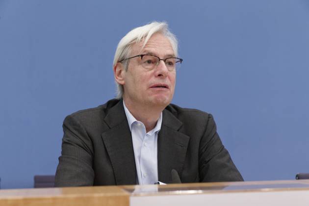 Experten kritisch zu Treibhausgas-Berechnung 2023-04-17 - Deutschland, Berlin - Bundespressekonferenz: Der Expertenrat für Klimafragen (ERK) erläutert seinen Prüfbericht zur Berechnung der deutschen Treibhausgasemissionen für das Jahr 2022. Im Bild Prof. Dr. Thomas Heimer, Ratsmitglied ERK, Hochschule RheinMain und Technopolis