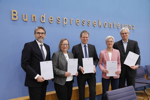 Marc Oliver Bettzüge, Barbara Schlomann, Hans Martin Henning, Brigitte Knopf und Thomas Heimer , Deutschland, Berlin, Bundespressekonferenz, Thema: Veröffentlichung des Prüfberichts zur Berechnung der deutschen Treibhausgasemissionen für das Jahr 2022