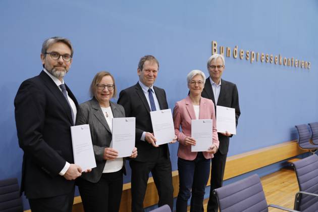 Marc Oliver Bettzüge, Barbara Schlomann, Hans Martin Henning, Brigitte Knopf und Thomas Heimer , Deutschland, Berlin, Bundespressekonferenz, Thema: Veröffentlichung des Prüfberichts zur Berechnung der deutschen Treibhausgasemissionen für das Jahr 2022