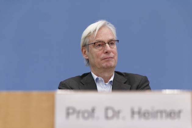 Experten kritisch zu Treibhausgas-Berechnung 2023-04-17 - Deutschland, Berlin - Bundespressekonferenz: Der Expertenrat für Klimafragen (ERK) erläutert seinen Prüfbericht zur Berechnung der deutschen Treibhausgasemissionen für das Jahr 2022. Im Bild Prof. Dr. Thomas Heimer, Ratsmitglied ERK, Hochschule RheinMain und Technopolis