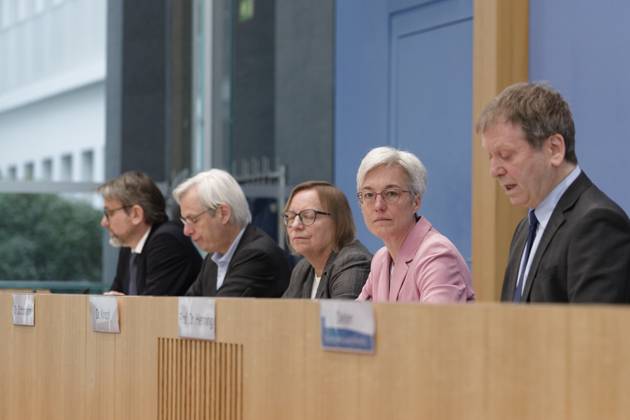 Experten kritisch zu Treibhausgas-Berechnung 2023-04-17 - Deutschland, Berlin - Bundespressekonferenz: Der Expertenrat für Klimafragen (ERK) erläutert seinen Prüfbericht zur Berechnung der deutschen Treibhausgasemissionen für das Jahr 2022. Im Bild v.l. Prof Dr. Marc Oliver Bettzüge, Ratsmitglied ERK, Energiewirtschaftliches Institut an der universität zu Köln (EWI), Prof. Dr. Thomas Heimer, Ratsmitglied ERK, Hochschule RheinMain und Technopolis, Dr. Barbara Schlomann, Ratsmitglied ERK, Fraunhofer ISI, Dr. Brigitte Knopf, Stellvertretende Vorsitzende ERK, Mercator Research Institute on Global Commons and Climate Change (MCC), und Prof. Dr. Hans-Martin Henning, Vorsitzender ERK.