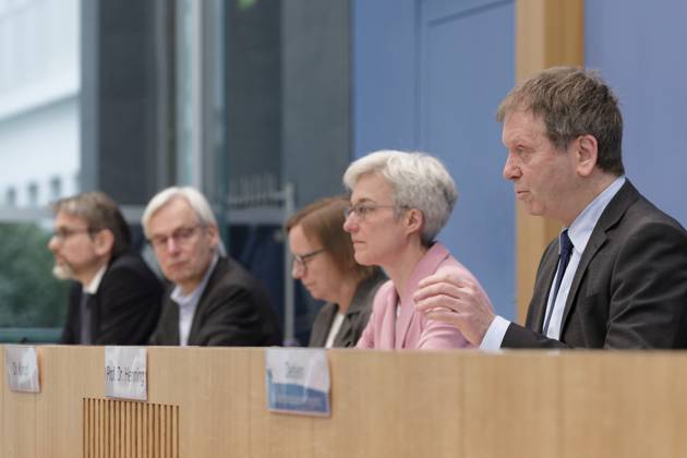 Experten kritisch zu Treibhausgas-Berechnung 2023-04-17 - Deutschland, Berlin - Bundespressekonferenz: Der Expertenrat für Klimafragen (ERK) erläutert seinen Prüfbericht zur Berechnung der deutschen Treibhausgasemissionen für das Jahr 2022. Im Bild v.l. Prof Dr. Marc Oliver Bettzüge, Ratsmitglied ERK, Energiewirtschaftliches Institut an der universität zu Köln (EWI), Prof. Dr. Thomas Heimer, Ratsmitglied ERK, Hochschule RheinMain und Technopolis, Dr. Barbara Schlomann, Ratsmitglied ERK, Fraunhofer ISI, Dr. Brigitte Knopf, Stellvertretende Vorsitzende ERK, Mercator Research Institute on Global Commons and Climate Change (MCC), und Prof. Dr. Hans-Martin Henning, Vorsitzender ERK.