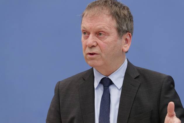 Experten kritisch zu Treibhausgas-Berechnung 2023-04-17 - Deutschland, Berlin - Bundespressekonferenz: Der Expertenrat für Klimafragen (ERK) erläutert seinen Prüfbericht zur Berechnung der deutschen Treibhausgasemissionen für das Jahr 2022. Im Bild v.l. Prof dR. Marc Oliver Bettzüge, Ratsmitglied ERK, Energiewirtschaftliches Institut an der universität zu Köln (EWI), Prof. Dr. Thomas Heimer, Ratsmitglied ERK, Hochschule RheinMain und Technopolis, Dr. Barbara Schlomann, Ratsmitglied ERK, Fraunhofer ISI, Dr. Brigitte Knopf, Stellvertretende Vorsitzende ERK, Mercator Research Institute on Global Commons and Climate Change (MCC), und Prof. Dr. Hans-Martin Henning, Vorsitzender ERK.