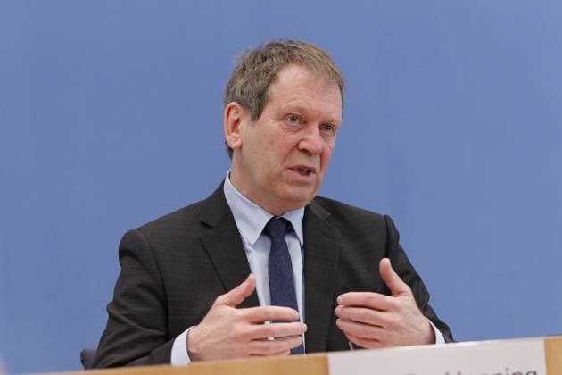 Experten kritisch zu Treibhausgas-Berechnung 2023-04-17 - Deutschland, Berlin - Bundespressekonferenz: Der Expertenrat für Klimafragen (ERK) erläutert seinen Prüfbericht zur Berechnung der deutschen Treibhausgasemissionen für das Jahr 2022. Im Bild v.l. Prof dR. Marc Oliver Bettzüge, Ratsmitglied ERK, Energiewirtschaftliches Institut an der universität zu Köln (EWI), Prof. Dr. Thomas Heimer, Ratsmitglied ERK, Hochschule RheinMain und Technopolis, Dr. Barbara Schlomann, Ratsmitglied ERK, Fraunhofer ISI, Dr. Brigitte Knopf, Stellvertretende Vorsitzende ERK, Mercator Research Institute on Global Commons and Climate Change (MCC), und Prof. Dr. Hans-Martin Henning, Vorsitzender ERK.