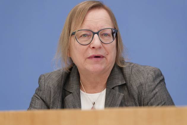 Experten kritisch zu Treibhausgas-Berechnung 2023-04-17 - Deutschland, Berlin - Bundespressekonferenz: Der Expertenrat für Klimafragen (ERK) erläutert seinen Prüfbericht zur Berechnung der deutschen Treibhausgasemissionen für das Jahr 2022. Im Bild Dr. Barbara Schlomann, Ratsmitglied ERK, Fraunhofer ISI.