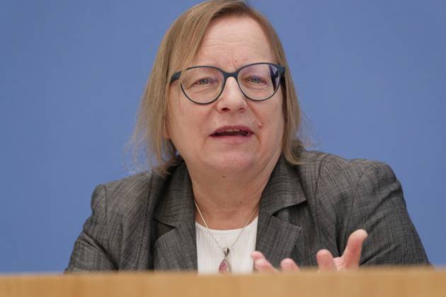 Experten kritisch zu Treibhausgas-Berechnung 2023-04-17 - Deutschland, Berlin - Bundespressekonferenz: Der Expertenrat für Klimafragen (ERK) erläutert seinen Prüfbericht zur Berechnung der deutschen Treibhausgasemissionen für das Jahr 2022. Im Bild Dr. Barbara Schlomann, Ratsmitglied ERK, Fraunhofer ISI.