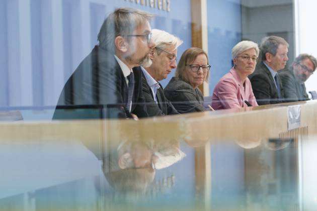 Experten kritisch zu Treibhausgas-Berechnung 2023-04-17 - Deutschland, Berlin - Bundespressekonferenz: Der Expertenrat für Klimafragen (ERK) erläutert seinen Prüfbericht zur Berechnung der deutschen Treibhausgasemissionen für das Jahr 2022. Im Bild v.l. Prof Dr. Marc Oliver Bettzüge, Ratsmitglied ERK, Energiewirtschaftliches Institut an der universität zu Köln (EWI), Prof. Dr. Thomas Heimer, Ratsmitglied ERK, Hochschule RheinMain und Technopolis, Dr. Barbara Schlomann, Ratsmitglied ERK, Fraunhofer ISI, Dr. Brigitte Knopf, Stellvertretende Vorsitzende ERK, Mercator Research Institute on Global Commons and Climate Change (MCC), und Prof. Dr. Hans-Martin Henning, Vorsitzender ERK.