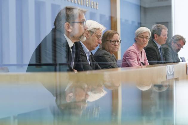 Experten kritisch zu Treibhausgas-Berechnung 2023-04-17 - Deutschland, Berlin - Bundespressekonferenz: Der Expertenrat für Klimafragen (ERK) erläutert seinen Prüfbericht zur Berechnung der deutschen Treibhausgasemissionen für das Jahr 2022. Im Bild v.l. Prof Dr. Marc Oliver Bettzüge, Ratsmitglied ERK, Energiewirtschaftliches Institut an der universität zu Köln (EWI), Prof. Dr. Thomas Heimer, Ratsmitglied ERK, Hochschule RheinMain und Technopolis, Dr. Barbara Schlomann, Ratsmitglied ERK, Fraunhofer ISI, Dr. Brigitte Knopf, Stellvertretende Vorsitzende ERK, Mercator Research Institute on Global Commons and Climate Change (MCC), und Prof. Dr. Hans-Martin Henning, Vorsitzender ERK.