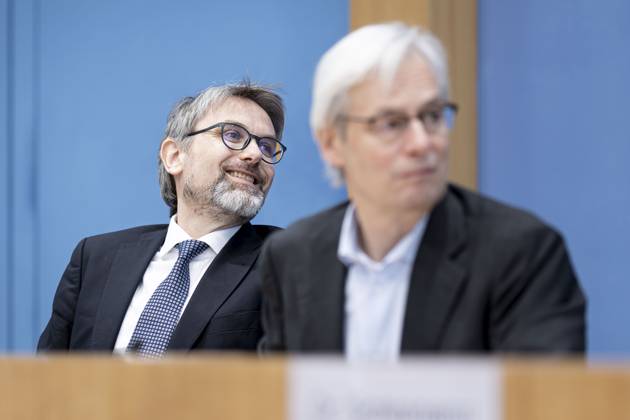 Prof. Dr. Marc Oliver Bettzuege, Ratsmitglied ERK, Energiewirtschaftliches Institut an der UniversitâˆöÂßt zu Kâˆö∂ln (EWI) und Prof. Dr. Thomas Heimer, Ratsmitglied ERK, Hochschule RheinMain und Technopolis, aufgenommen im Rahmen einer Bundespressekonferenz zur Veroeffentlichung des Pruefberichts zur Berechnung der deutschen Treibhausgasemissionen fuer das Jahr 2022 Berlin, 17.04.2023. Berlin Deutschland