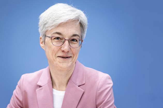 Dr. Brigitte Knopf, Stellv. Vorsitzende vom Expertenrat fuer Klimafragen, Mercator Research Institute on Global Commons and Climate Change (MCC), aufgenommen im Rahmen einer Bundespressekonferenz zur Veroeffentlichung des Pruefberichts zur Berechnung der deutschen Treibhausgasemissionen fuer das Jahr 2022 Berlin, 17.04.2023. Berlin Deutschland