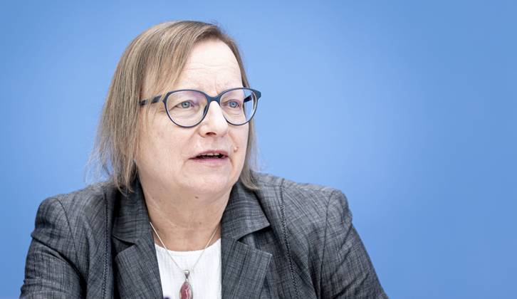 Dr. Barbara Schlomann, Ratsmitglied ERK, Fraunhofer ISI, aufgenommen im Rahmen einer Bundespressekonferenz zur Veroeffentlichung des Pruefberichts zur Berechnung der deutschen Treibhausgasemissionen fuer das Jahr 2022 Berlin, 17.04.2023. Berlin Deutschland