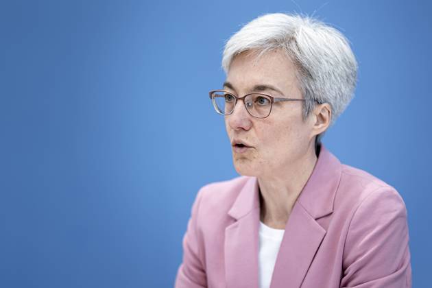 Dr. Brigitte Knopf, Stellv. Vorsitzende vom Expertenrat fuer Klimafragen, Mercator Research Institute on Global Commons and Climate Change (MCC), aufgenommen im Rahmen einer Bundespressekonferenz zur Veroeffentlichung des Pruefberichts zur Berechnung der deutschen Treibhausgasemissionen fuer das Jahr 2022 Berlin, 17.04.2023. Berlin Deutschland