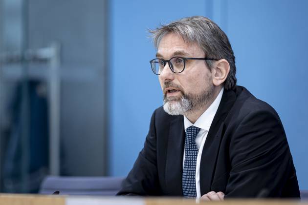 Prof. Dr. Marc Oliver Bettzuege, Ratsmitglied ERK, Energiewirtschaftliches Institut an der UniversitâˆöÂßt zu Kâˆö∂ln (EWI), aufgenommen im Rahmen einer Bundespressekonferenz zur Veroeffentlichung des Pruefberichts zur Berechnung der deutschen Treibhausgasemissionen fuer das Jahr 2022 Berlin, 17.04.2023. Berlin Deutschland