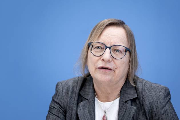 Dr. Barbara Schlomann, Ratsmitglied ERK, Fraunhofer ISI, aufgenommen im Rahmen einer Bundespressekonferenz zur Veroeffentlichung des Pruefberichts zur Berechnung der deutschen Treibhausgasemissionen fuer das Jahr 2022 Berlin, 17.04.2023. Berlin Deutschland