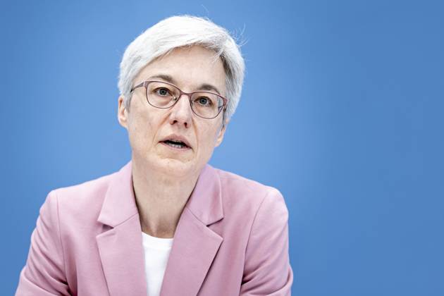 Dr. Brigitte Knopf, Stellv. Vorsitzende vom Expertenrat fuer Klimafragen, Mercator Research Institute on Global Commons and Climate Change (MCC), aufgenommen im Rahmen einer Bundespressekonferenz zur Veroeffentlichung des Pruefberichts zur Berechnung der deutschen Treibhausgasemissionen fuer das Jahr 2022 Berlin, 17.04.2023. Berlin Deutschland