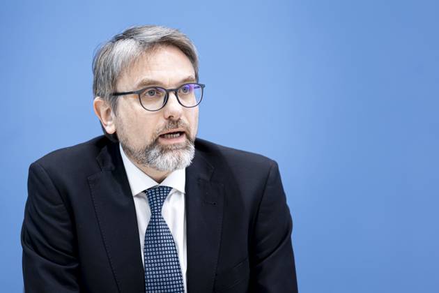 Prof. Dr. Marc Oliver Bettzuege, Ratsmitglied ERK, Energiewirtschaftliches Institut an der UniversitâˆöÂßt zu Kâˆöâˆ‚ln (EWI), aufgenommen im Rahmen einer Bundespressekonferenz zur Veroeffentlichung des Pruefberichts zur Berechnung der deutschen Treibhausgasemissionen fuer das Jahr 2022 Berlin, 17.04.2023. Berlin Deutschland