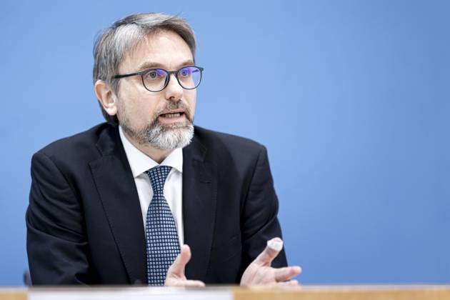 Prof. Dr. Marc Oliver Bettzuege, Ratsmitglied ERK, Energiewirtschaftliches Institut an der UniversitâˆöÂßt zu Kâˆö∂ln (EWI), aufgenommen im Rahmen einer Bundespressekonferenz zur Veroeffentlichung des Pruefberichts zur Berechnung der deutschen Treibhausgasemissionen fuer das Jahr 2022 Berlin, 17.04.2023. Berlin Deutschland