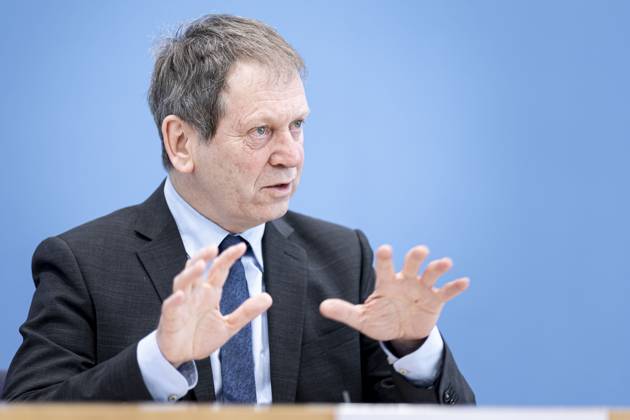 Prof. Dr. Hans-Martin Henning, Vorsitzender vom Expertenrat fuer Klimafragen, Fraunhofer ISE, aufgenommen im Rahmen einer Bundespressekonferenz zur Veroeffentlichung des Pruefberichts zur Berechnung der deutschen Treibhausgasemissionen fuer das Jahr 2022 Berlin, 17.04.2023. Berlin Deutschland