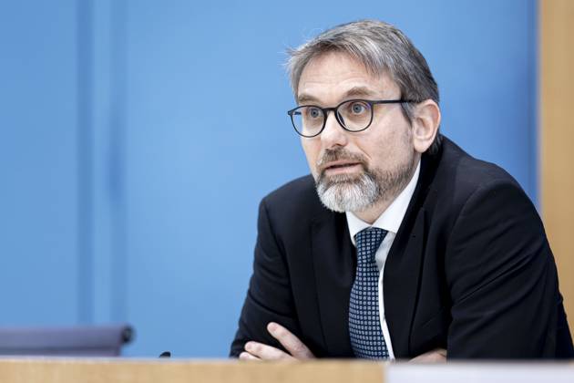 Prof. Dr. Marc Oliver Bettzuege, Ratsmitglied ERK, Energiewirtschaftliches Institut an der UniversitâˆöÂßt zu Kâˆöâˆ‚ln (EWI), aufgenommen im Rahmen einer Bundespressekonferenz zur Veroeffentlichung des Pruefberichts zur Berechnung der deutschen Treibhausgasemissionen fuer das Jahr 2022 Berlin, 17.04.2023. Berlin Deutschland