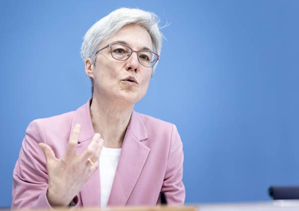 Dr. Brigitte Knopf, Stellv. Vorsitzende vom Expertenrat fuer Klimafragen, Mercator Research Institute on Global Commons and Climate Change (MCC), aufgenommen im Rahmen einer Bundespressekonferenz zur Veroeffentlichung des Pruefberichts zur Berechnung der deutschen Treibhausgasemissionen fuer das Jahr 2022 Berlin, 17.04.2023. Berlin Deutschland