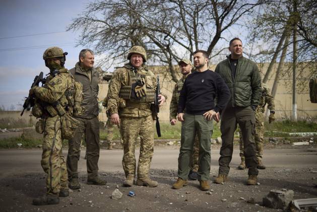 Bilder des Jahres 2023, News 04 April News Themen der Woche KW16 News Bilder des Tages April 18, 2023, Avdiivka, Donetsk Oblast, Ukraine: Ukrainian President Volodymyr Zelenskyy, 2nd right, views damaged civilian structures during of the frontlines in the Donetsk region, April 18, 2023 in Avdiivka, Ukraine. Avdiivka Ukraine - ZUMAp138 20230418_zaa_p138_015 Copyright: xPoolx UkrainianxPresidentiax