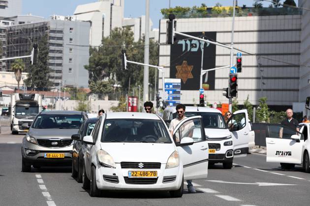 Bilder des Jahres 2023, News 04 April News Themen der Woche KW16 News Bilder des Tages (230418) -- TEL AVIV, April 18, 2023 -- People stand in silence as a siren sounds to commemorate Jewish Holocaust victims in Tel Aviv, Israel, on April 18, 2023. Sirens sounded across Israel on Tuesday morning as the country came to a halt to commemorate the 6 million Jewish victims of the Nazi genocide during World War II. ( via Xinhua) ISRAEL-TEL AVIV-HOLOCAUST VICTIMS-COMMEMORATION GideonxMarkowicz JINI 