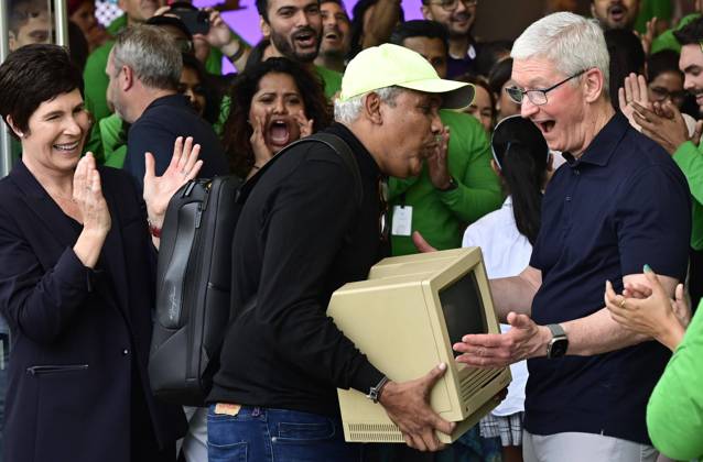 Bilder des Jahres 2023, News 04 April News Themen der Woche KW16 MUMBAI, INDIA - APRIL 18: Tim Cook, CEO, Apple Inc, gets excited after seeing, old Macintosh Classics 1984 model brought by Mac user Sajid Moinuddin, from Goregaon, who was standing in a queue since morning 6am, during inauguration of Apple Store , first outlet opened in India, at Bandra-Kurla Complex on April 18, 2023 in Mumbai, India. (Photo by Anshuman Poyrekar Hindustan Times) Apple Opens First India Store In Mumbai