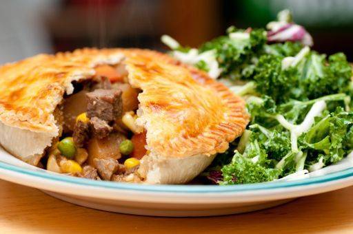 IMAGO Creative, Food, Pot Pie kale salad and beef pot pie with flaky crust *** Grünkohl Salat und Rindfleisch Topf pie mit flockigen Kruste 2128704