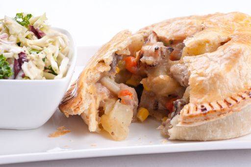 IMAGO Creative, Food, Pot Pie RECORD DATE NOT STATED delicious chicken pot pie with kale salad *** Köstlich Huhn Topf pie mit Grünkohl Salat 2129725