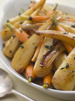  Parsnips and Baby Carrots Roasted in Thyme and Honey, property released , 11.03.2010, Copyright: xMonkeybusinessx Panthermedia2299259.jpg